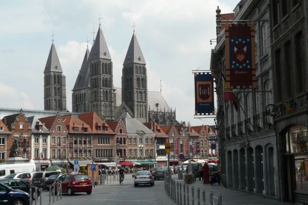 België, Doornik, OLV-kathedraal met haar vijf torens, gebouwd op de plek waar Piatus zijn eerste heiligdommetje stichtte.