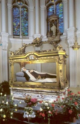 Reliekschrijn met gebalsemd lichaam Sainte Thérèse