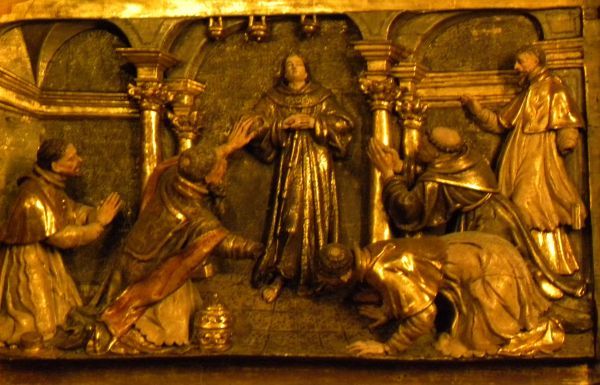 Opgraving relieken Franciscus door paus Nicolaas v (+ 1455) De pauselijke driekroon (tiara) staat op de voorgrond op de grond. De aanwezigen treffen tot hun verbijstering het lijk van Franciscus staande aan in zijn graf.
