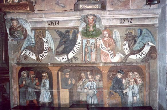 Onder de symmbolen van vier evangelisten staan drie taferelen uit het leven van Saint Maurice Links: Hoe zijn vader aan Sint Morice geld geeft om in Parijs te gaan studeren Midden: Hoe Sint Morice zo goed studeert dat hij de doctorstitel waardig is Rechts: Hoe Sint Morice uit nederigheid de bonnet van doctor weigert.