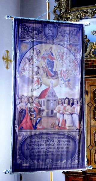 Dit vaandel is een eerbetoon aan Maria, 'overwinnares van de harten van de mensen'. Een mooie ombuiging van betekenis. Immers het hoort thuis in de kerk van Maria de Victoria (Maria van de Overwinning) te Ingolstadt. Opgericht uit dankbaarheid voor de overwinning op de Turken bij Lepanto in 1571.