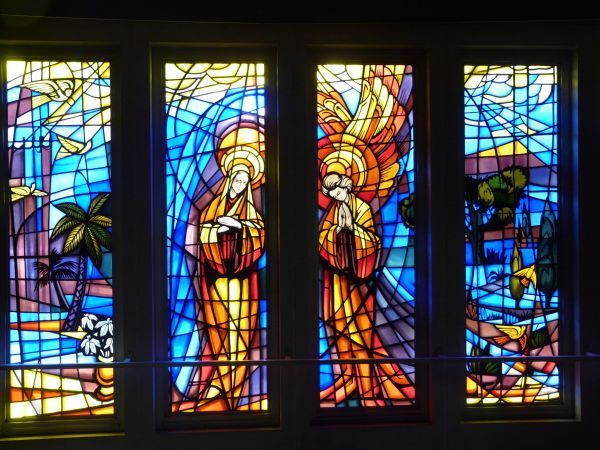 Eerste Blijde Geheim: De engel brengt de Blijde Boodschap aan Maria.