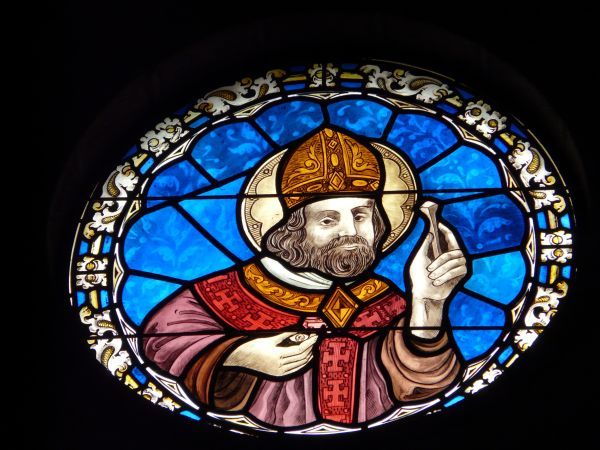 Sint Clair van Nantes, met de spijker van Petrus' kruisiging die hij in Rome als reliek ontvangen zou hebben. Ca 1920, glasschilderkunst.