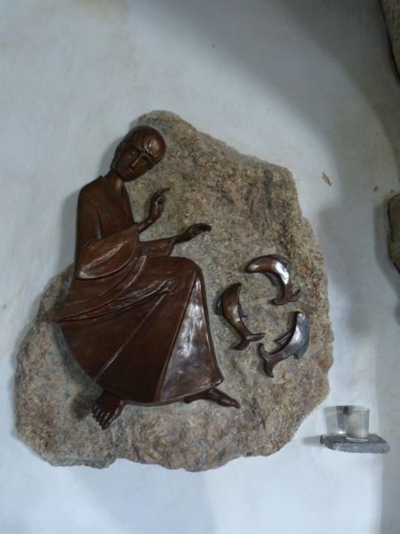 Sint Levan, niet met twee, maar met drie vissen, waarschijnlijk verwijzing naar mysterie van Drie-Eenheid (zoals het klavertje-drie bij Sint-Patrick).