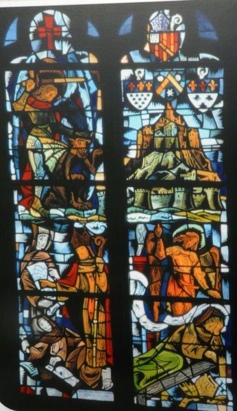 Rechts beneden: Michaëll verschijnt aan Aubert. Links beneden: Aubert geeft opdracht tot bouw kerk. Rechts boven: Mont St-Michel. Links boven: Aartsengel Michaël.