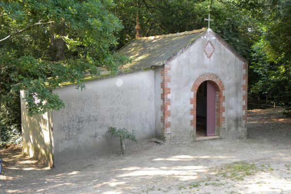 Zo boorde hij er een nieuwe bron aan door zijn staf in de grond te steken. Dat gebeurde op zo'n vijf kilometer van de grot waar hij zich had gevestigd. Gedurende de zomertijd hakte men hout in de omringende bossen voor de bouw van een kerkje. Op een snikhete dag waren zowel mensen als dieren uitgeput van de dorst; ze konden eenvoudig niet verder. Dat was het moment dat de heilige zijn staf in de grond stak en een nieuwe bron deed ontspringen. Die plek wordt in ere gehouden tot op de dag van vandaag. In 1923 werd er een herinneringskapelletje gebouwd. Herinneringskapel bij de aangeboorde bron.