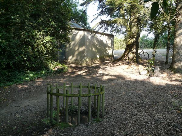 De wonderbaarlijke bron, tijdens grote droogte door St-Viaud aangeboord. Gelegen opzij van de herinneringskapel, slechts aangeduid met een eenvoudige palissade.