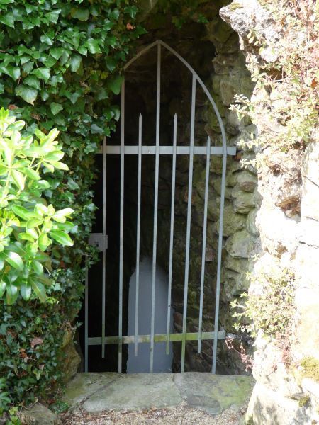 Na enige tijd vestigde hij zich als kluizenaar in de eenzaamheid van een grot bij de berg Scobri(th) in het land van Retz, gelegen aan de benedenloop van de Loire in de buurt van Paimboeuf, Bretagne. Onder aan de noordkant van de kerk wijst men nog altijd de grot aan, waar de heilige zijn leven zou hebben doorgebracht.