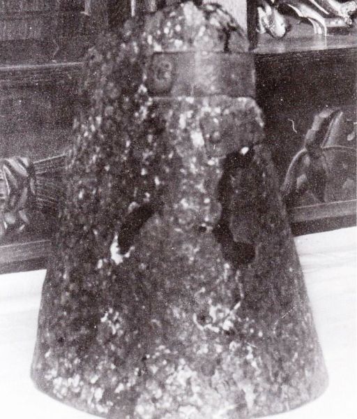 'Helm' van Saint Grat 6e(?) eeuw. [Gevonden in: Beek 'Waanzin in de Middeleeuwen', 1969]