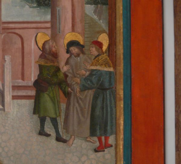 Linkerpaneel: de Emmausgangers. Verteld in het evangelie van Lukas (24,13-35) De ene leerling heette Kleofas; de andere blijft naamloos. Men veronderstelde dat het Lukas zelf was. Hij is de leerling in het blauw met gouden kraag. Rechtsboven zien we Jezus tussen de twee leerlingen in: zij dringen er bij Hem op aan te blijven overnachten.