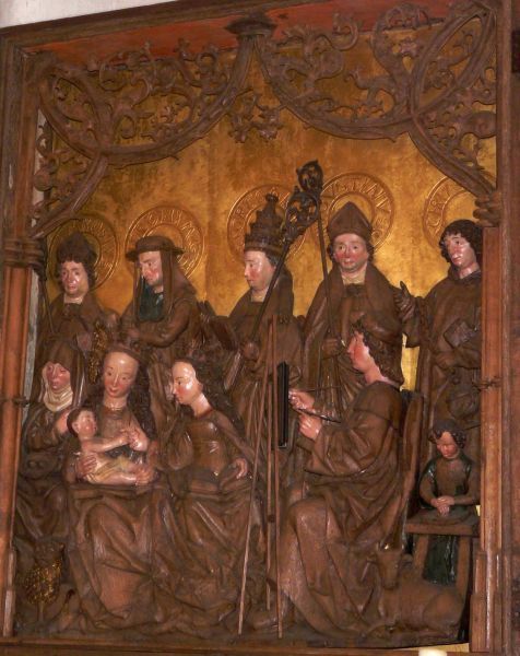 Middenpaneel: Lukas - van opzij gezien - schildert Maria. Rechts van haar (voor ons links): Lucia met de ogen op een schaal. Links van Maria (voor ons rechts): Catharina de Grote van Alexandrië, met boek: zij is patrones van de filosofen. (behoorden de boekmakers ook tot het gilde en wilden zij haar graag erbij hebben?) Op de achtergond staand v.l.n.r de vier westerse kerkvaders: IN de rechterhoek boven: de diaken Cyriacus, met processiekruis en wierookvat. Vóór hem, achter Lukas: een kleurenmenger.