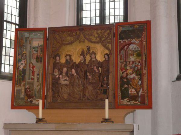 In de St-Jacobikerk te Hamburg bevindt zich een St-Lukastriptiek. Vervaardigd ten behoeve van het kunstenaars- en glazeniersgilde dat Sint Lukas als patroon had. Het middenpaneel is een houtreliëf en toont ons Lukas die Maria schildert, omringd door enkele heiligen. Op het linkerpaneel de Emmausgangers. Men veronderstelde dat één van hen Lukas zelf was. Rechterpaneel: de dood van Lukas.