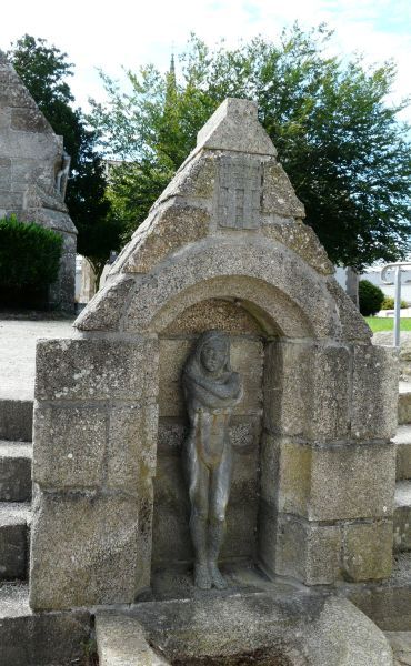 Aan de voet van de kerk in het Bretonse plaatsje Plouguin bevindt zich een fonteintje met een beeldje van Sint Gwenn met de drie borsten. Het vrouwenbeeldje heeft inderdaad drie spuitgaatjes. Helaas werkte het fonteintje niet op het moment van de foto. De plaatselijke traditie meent klaarblijkelijk dat de naam Plou-guin is terug te voeren op Plou (= parochie) van Gwenn (en niet van Ken, zoals Priziac veronderstelt).