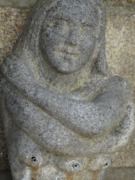 Aan de voet van de kerk in het Bretonse plaatsje Plouguin bevindt zich een fonteintje met een beeldje van Sint Gwenn met de drie borsten. Het vrouwenbeeldje heeft inderdaad drie spuitgaatjes. Helaas werkte het fonteintje niet op het moment van de foto. De plaatselijke traditie meent klaarblijkelijk dat de naam Plou-guin is terug te voeren op Plou (= parochie) van Gwenn (en niet van Ken, zoals Priziac veronderstelt).