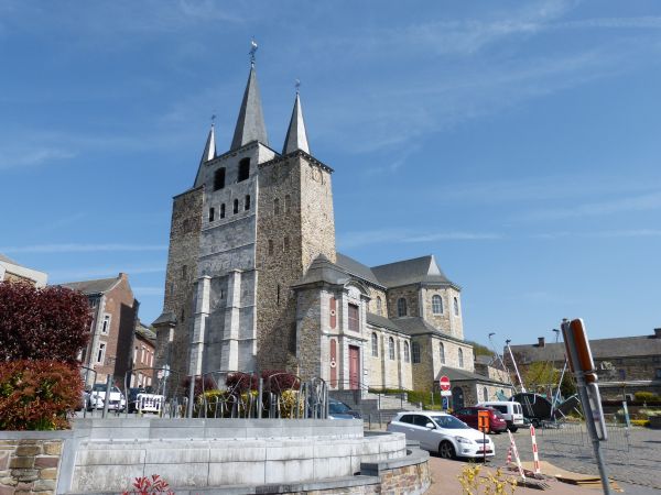 Plaatselijke collegiale kerk, vermoedelijk gesticht door Oda en aan Sint Joris toegewijd. Tegenwoordig aan Sint Joris en Sint Oda. De middentoren werd in 1525 aan de oorspronkelijke dubbeltoren roegevoegd.