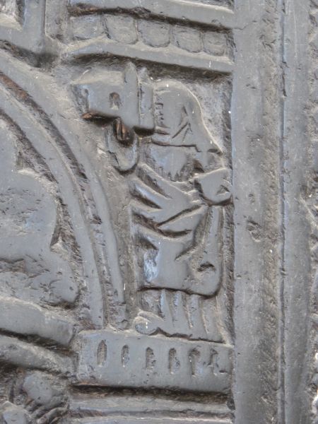 Oda met kerkmodel, detail grafplaat, 1505. De kerk heeft twee torens: 3e toren werd pas in 1525 aan de kerk toegevoegd.