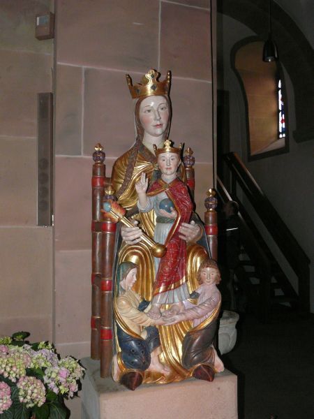 Chrysanthus en Daria dragen het beeld van de Madonna.
