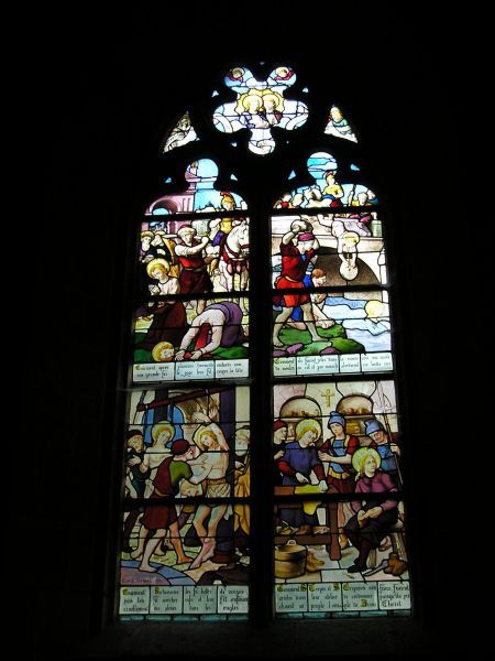 Rechts beneden: Crispinus en Crispinianus in hun schoenmakersatelier gearresteerd omdat ze stiekem het evangelie verspreidden. Links beneden: Ze worden gegeseld, Rechts boven: met molenstenen verdronken; links boven: Sterven de marteldood door onthoofding. Helemaal boven (in de vijfpas): opgenomen tussen de engelen in de hemel.