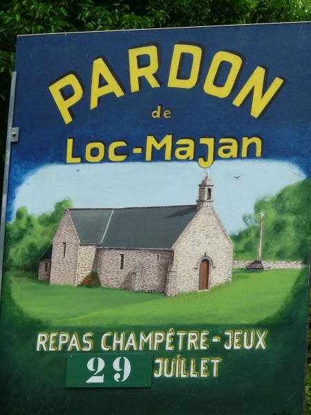 Uithangbord dat de aanstaande 'pardon' aankondigt. Pardon is een buurtfeest gecentreerd rond de kapel, compleet met Mis en processie. Kapel van Loc-Majan, Bretgane.