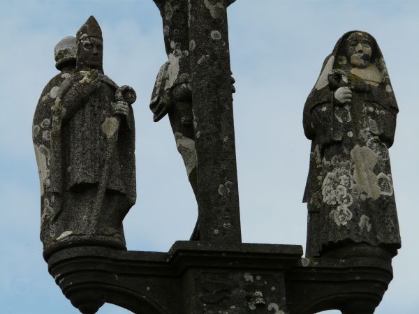 Links: Sint Efflez(?); rechts: Sint Gwentroc(?)