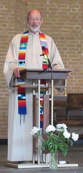 Dries gaat voor in de Adelbertkerk. De stola was hem dierbaar; hij kreeg die bij zijn stage in Peru.