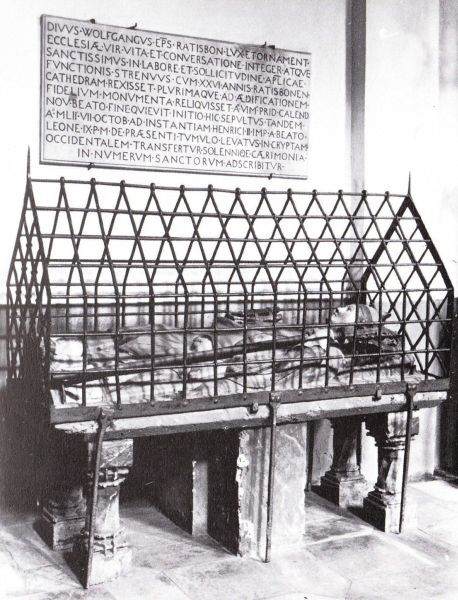 Graftombe (met ruimte voor pelgerims om onder graf door te kruipen).