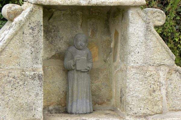 beeld in bron bij het kerkje genoemd naar de naamgever van het dorp: St-Guévret of Guévroc.
