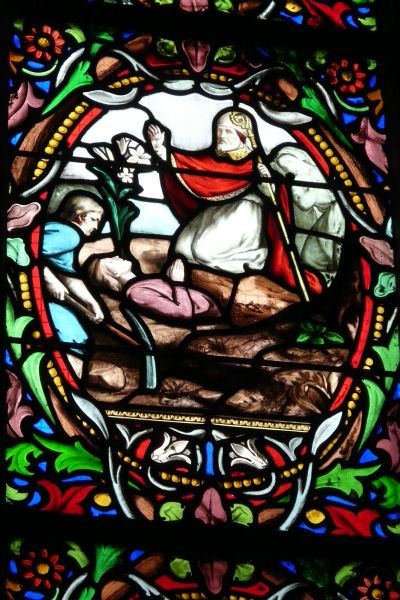 Uit de mond van dedode Salaün bloeit een Ave-Marialelie. ± 1900(?), glasschilderkunst.