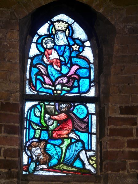 De Boom van Jesse in de meest elementaire vorm. Uit de zijde van Jesse spruit David (met harp en ster); uit David Maria (met ster, verwijzing naar de vermeende herkomst van Maria's naam: Sterre der Zee) met het Kind Jezus op haar arm.
