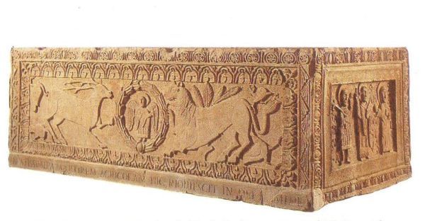 Sarcofaag Vitalis & Agricola. Lange zijde: Christus in mandala.. Korte zijde: Vitalis & Agricola aan weerszijden van Christus.