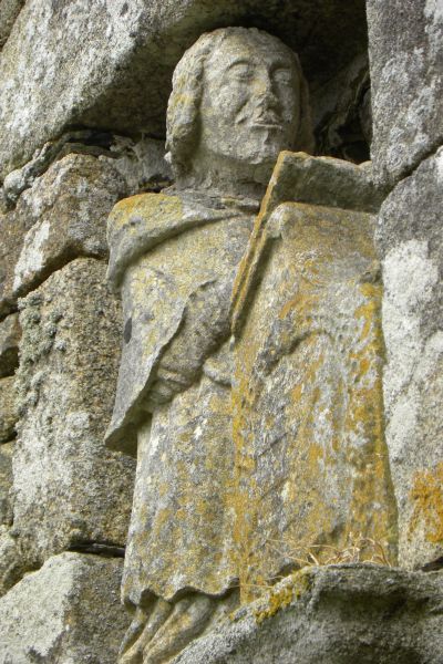 Carolus in gebed. Opvallend is de vredige trek op zijn gezicht. ± 1800(?), steensculptuur.