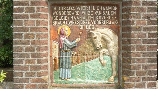Odrada houdt een wild paard aan. Tableau voor de kerk van St. Oddrada in Alem. (foto H. Dekkker)
