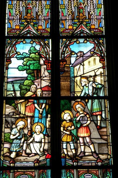 Op de achtergrond houdt moeder Pritella toezicht op haar spelende zoons. Eén van de jongens moet dus Winok zijn. Ca 1900, glasschilderkunst