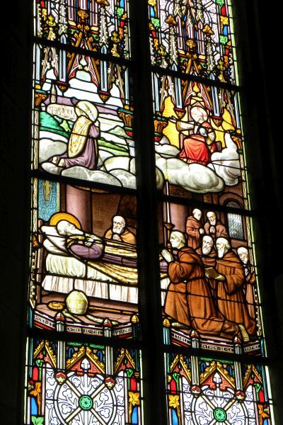 Onder: Winok op sterfbed, omringd door zijn monniken. Boven: Door Christus ontvangen ontvangen in de hemel. Ca 1900, glasschilderkunst