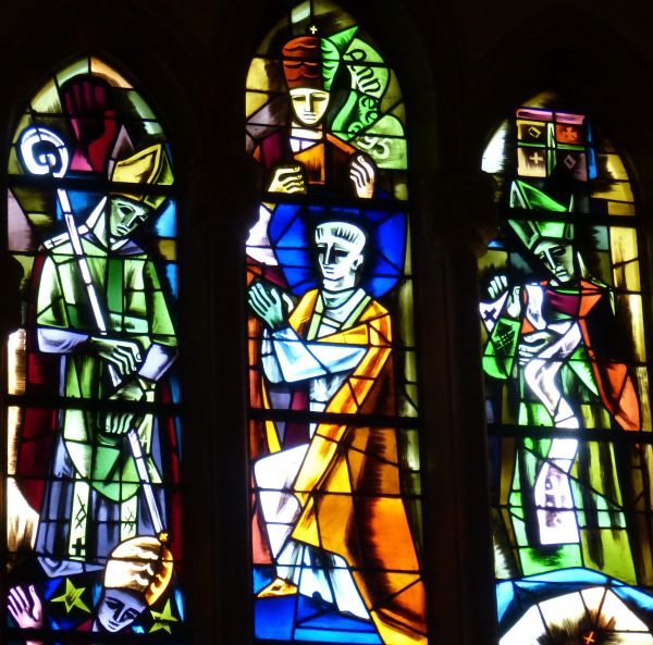 'In 695 ging hij naar Rome, waar hij door paus Sergius I (+ 701; feest 9 september) tot bisschop werd gewijd, waarbij hij de naam Clemens aannam.'. (Midden: Willibrord wordt de bisschopsmijter op gezet. Links en rechts assisisterende bisschoppen. Bijschrift:L 'Année 695')