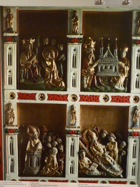 Scènes uit leven van Willehad. Links boven: Willehad door de koning als missiebisschop bevestigd. Rechts boven: 'Karel de Grote' en Willehad - met kerkmodel Bremen tussen zich in - stichten bisdom Bremen. Links onder:L prediking Willehad. Rechts onder: dood Willehad.