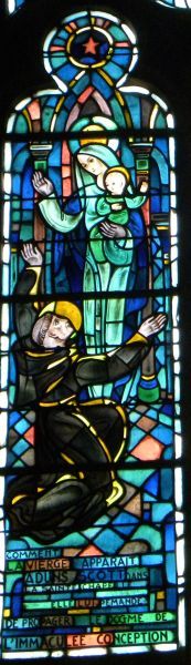 'Hoe de Heilige Maagd verschijnt aan Duns Scotus in de Sainte Chapelle, en hem vraagt het dogma van de Onbevlekte Ontvangenis te bevorderen.' Ca 1935, glasschilderkunst