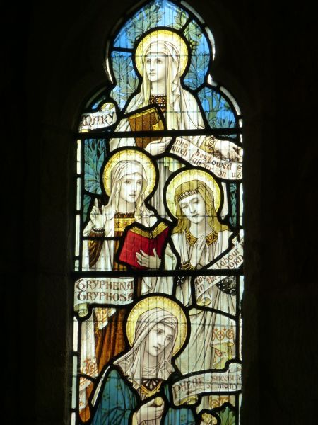 Vrouwenraam: boven de heilige Maagd Maria 'die ons zoveel diensten verleende'; daaronder Tryfena en Tryfosa 'die arbeiden in de Heer' (naar het woord van Paulus' brief aan de Romeinen 16,12); daaronder: de diakones Foebe 'in vele zaken een toevlucht', eveneens naar een woord van Paulus (Romeinen 16,01-02)