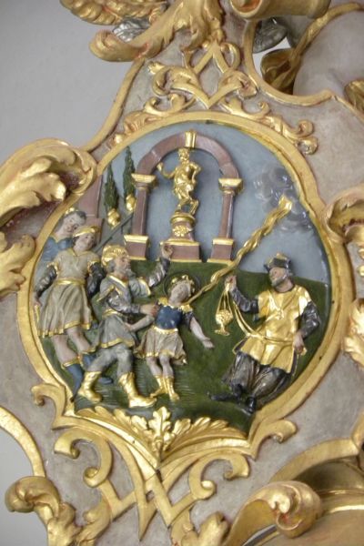 Tiberius weigert afgoden te vereren. Hij reikt zelfs niet naar het wierookvat dat men hem voorhoudt. Een zonnestraal uit de hemel toont hoezeer hij vervuld is van de Heilige Geest.