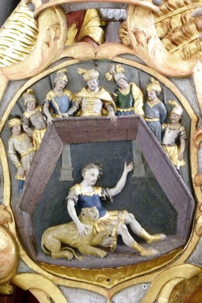 De uitgehongerde leeuw vlijt zich als een mak lammetje aan Tiberius' voeten.