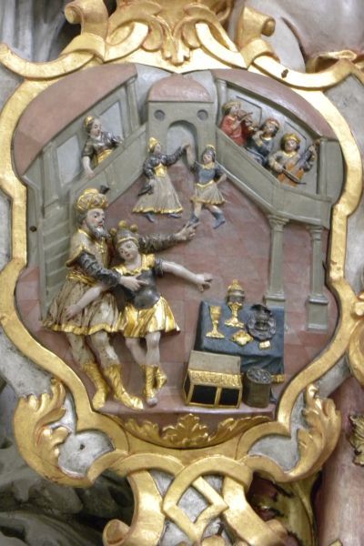 Tiberius worden aantrekkelijkheden als kostbare voorwerpen, muziek, dans en vrouwen voorgehouden. Hij gaat er niet op in.