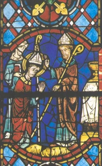 Glasschilderkunst. Links knielt Martinus, we herkennen hem aan het heiligenkransje. Hij heeft een mijter op en krijgt de bisschopsstaf aangereikt. Tegenover hem de bisschop die hem tot bisschop wijdt, waarschijnlijk Defensor ('Hartmoet').