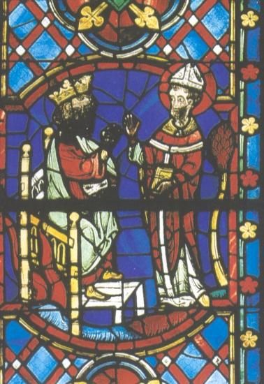 Glasschilderkunst. Rechts staat Martinus, herkenbaar aan zijn heiligenkrans. Tegenover hem troont de caesar, kroon op het hoofd, voetbank aan zijn voeten. Helaas is zijn gezicht verweerd. Let op de vlammen onder de troon.