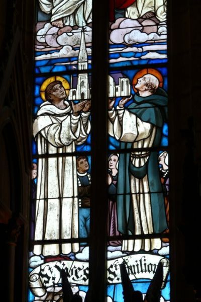 Rechts Sint Emilion die tesamen met Sint Ivo de plaatselijke kerk van het Bretonse plaatsje Louannec draagt.