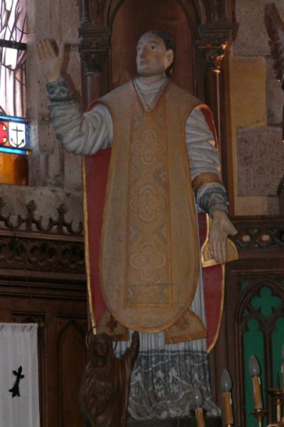 Sint Emilion als priester gekleed in kazuifel en met manipel (polsband).