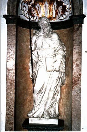Columbanus als abt (staf) en evangelieverkondiger (boek).
