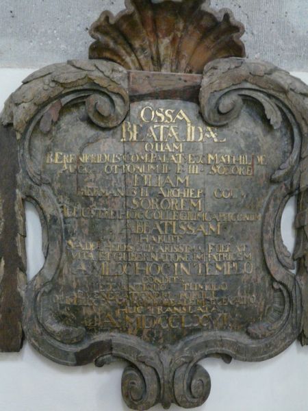 Denkplaat boven grafmonument.