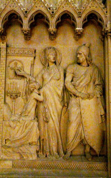 Clotilde schrijft genezing van de kleine Chlodomir toe aan Christus' kruis.