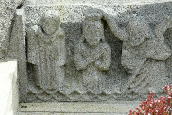 Links Saturninus die volgens de legende bij Jezus' doop diens mantel vasthield.