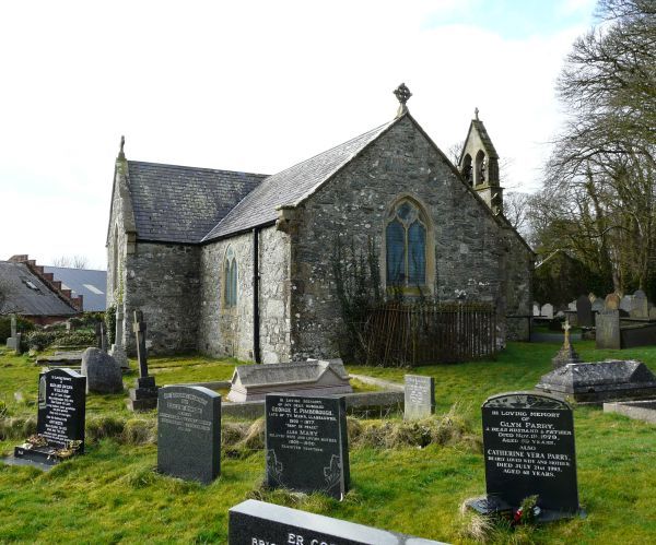 Het kerkje van Sint Sadwrn te Llansadwrn op het Welshe eiland Anglesy